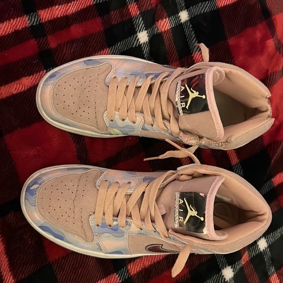 Nike Air Jordan 1 Mid P(her)spective: Size 8 - Picture 3 of 3